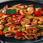 Kung Pao Shrimp udang renyah kacang cabai daun bawang di piring saji