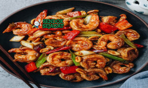Kung Pao Shrimp udang renyah kacang cabai daun bawang di piring saji