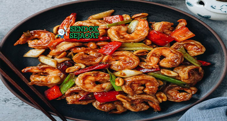 Kung Pao Shrimp udang renyah kacang cabai daun bawang di piring saji