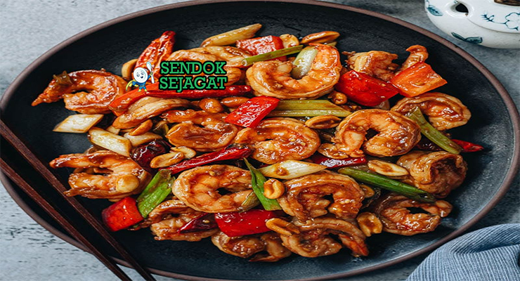 Kung Pao Shrimp udang renyah kacang cabai daun bawang di piring saji