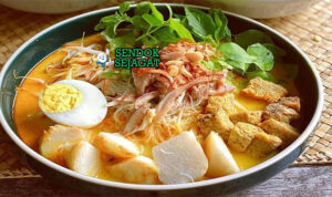 Laksa Bogor Creamy Harum Khas Gang Aut Laksa Bogor kuah santan kuning kental mie kuning ketupat oncom goreng kemangi bawang goreng