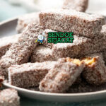 Lamington Fingers potong jari cokelat kelapa parut di piring teh