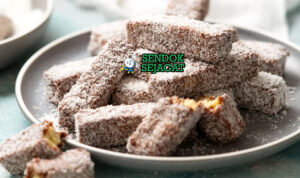 Lamington Fingers potong jari cokelat kelapa parut di piring teh