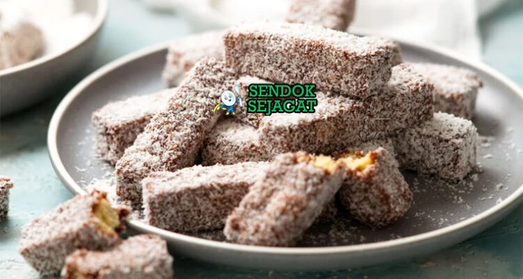 Lamington Fingers potong jari cokelat kelapa parut di piring teh