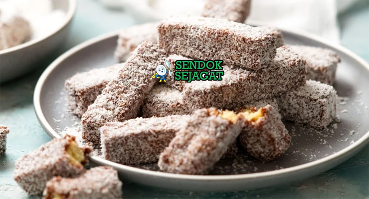 Lamington Fingers potong jari cokelat kelapa parut di piring teh