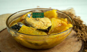 Lempah Darat kuah bening ikan tenggiri nanas cabe utuh kemangi daun kedondong di mangkuk