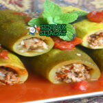 Mahshi Zucchini zucchini bulat isi daging tomat rempah panggang di piring saji