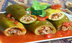 Mahshi Zucchini zucchini bulat isi daging tomat rempah panggang di piring saji