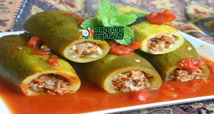 Mahshi Zucchini zucchini bulat isi daging tomat rempah panggang di piring saji