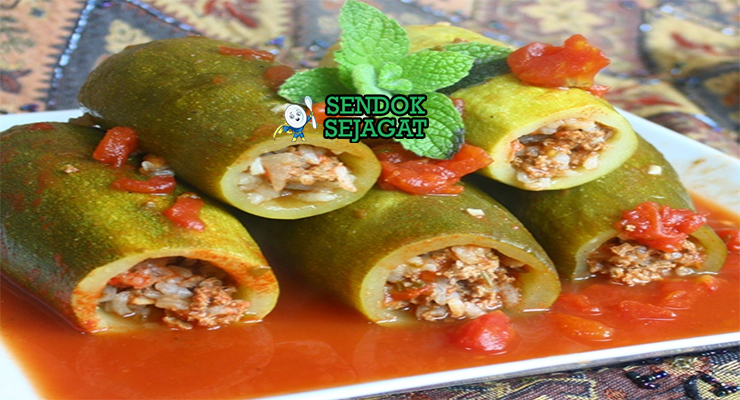 Mahshi Zucchini zucchini bulat isi daging tomat rempah panggang di piring saji