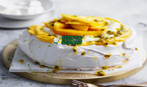 Mango Pavlova Tropis Juicy Khas Australia Mango Pavlova tinggi meringue putih whipped cream mangga irisan passionfruit toasted coconut mint