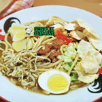 Mie Bangka mie kuning kuah udang tauge telur bawang goreng ikan teri di mangkuk saji