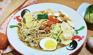 Mie Bangka mie kuning kuah udang tauge telur bawang goreng ikan teri di mangkuk saji