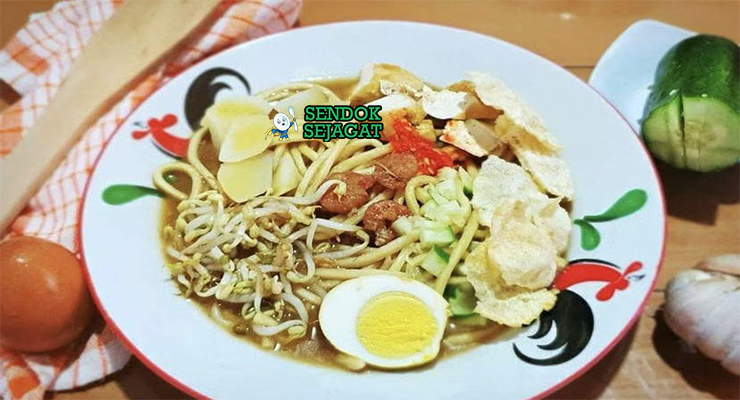 Mie Bangka mie kuning kuah udang tauge telur bawang goreng ikan teri di mangkuk saji