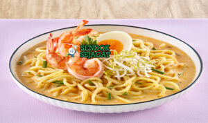 Mie Celor kuah santan kuning udang ebi goreng telur tauge bawang goreng di mangkuk