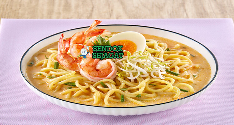 Mie Celor kuah santan kuning udang ebi goreng telur tauge bawang goreng di mangkuk