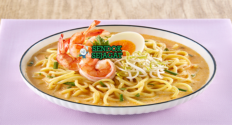 Mie Celor kuah santan kuning udang ebi goreng telur tauge bawang goreng di mangkuk