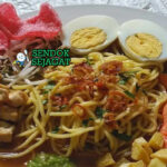 Mie Rebus Medan mie kuning kuah udang tauge telur kerupuk di mangkuk saji