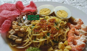 Mie Rebus Medan mie kuning kuah udang tauge telur kerupuk di mangkuk saji