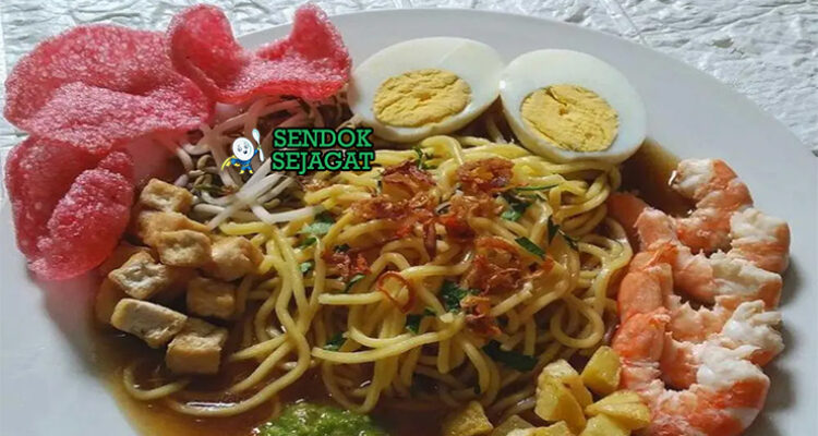 Mie Rebus Medan mie kuning kuah udang tauge telur kerupuk di mangkuk saji
