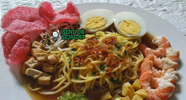 Mie Rebus Medan mie kuning kuah udang tauge telur kerupuk di mangkuk saji