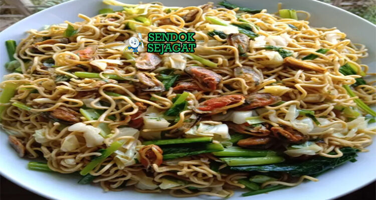 Mie Tek Tek goreng kerang telur wortel bawang goreng di piring saji
