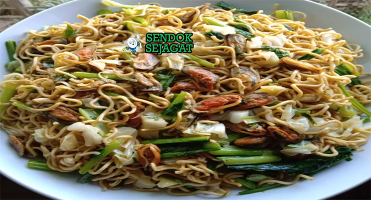 Mie Tek Tek goreng kerang telur wortel bawang goreng di piring saji
