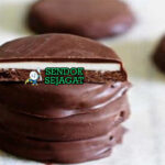 Mint Slice biskuit layered cokelat mint krim potong persegi di piring saji