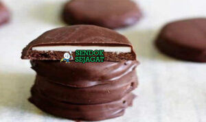 Mint Slice biskuit layered cokelat mint krim potong persegi di piring saji