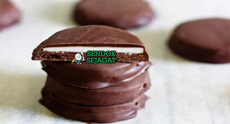 Mint Slice biskuit layered cokelat mint krim potong persegi di piring saji
