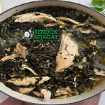Molokhia sup hijau kental ayam nasi di mangkuk saji