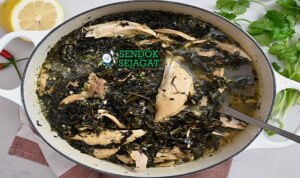 Molokhia sup hijau kental ayam nasi di mangkuk saji