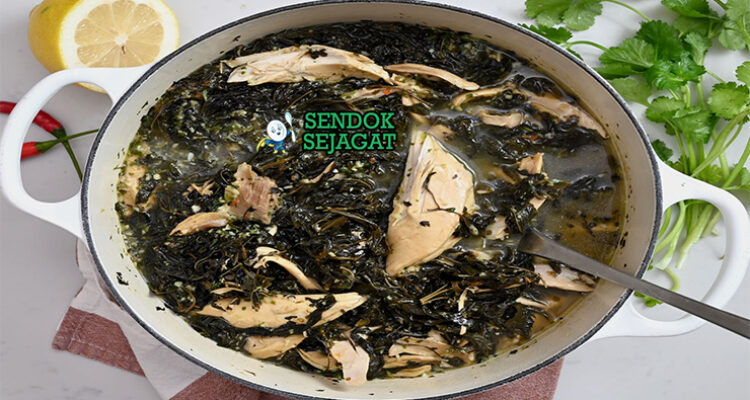 Molokhia sup hijau kental ayam nasi di mangkuk saji