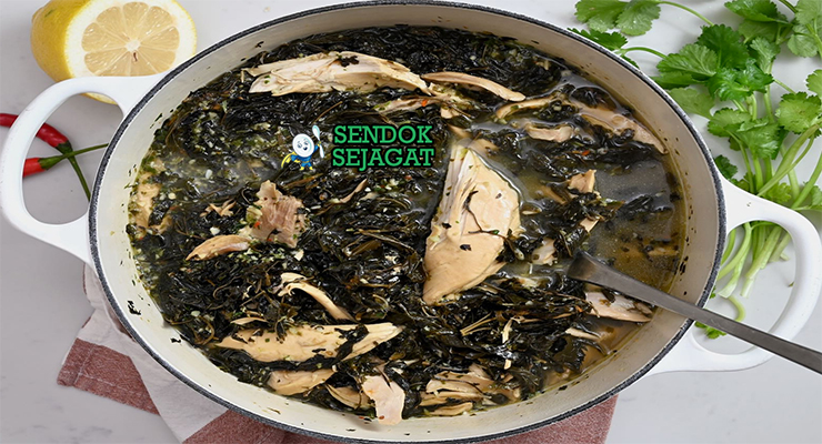 Molokhia sup hijau kental ayam nasi di mangkuk saji