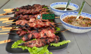 Moo Ping Juicy Karamel Khas Thailand Moo Ping tusuk babi karamel mengkilap sticky rice nam jim jaew timun di daun pisang