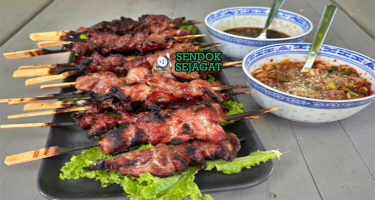 Moo Ping tusuk babi karamel mengkilap sticky rice nam jim jaew timun di daun pisang