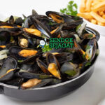 Moules Frites kerang rebus bir kentang goreng saus mayones di panci piring saji