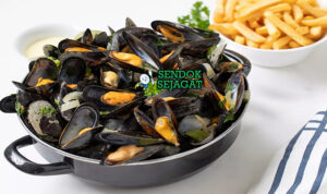 Moules Frites kerang rebus bir kentang goreng saus mayones di panci piring saji