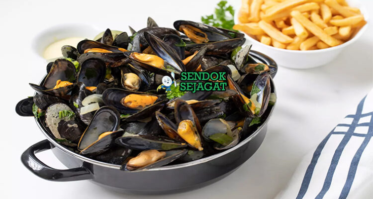 Moules Frites kerang rebus bir kentang goreng saus mayones di panci piring saji