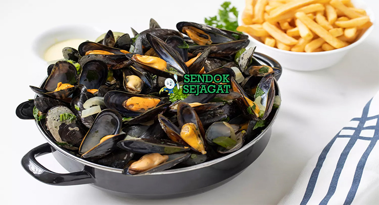 Moules Frites kerang rebus bir kentang goreng saus mayones di panci piring saji