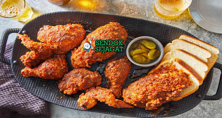 Nashville Hot Chicken ayam golden pedas saus cayenne roti acar di piring saji