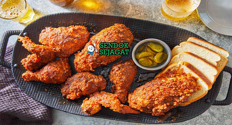 Nashville Hot Chicken ayam golden pedas saus cayenne roti acar di piring saji
