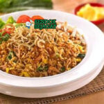 Nasi Goreng Mawut nasi mie telur kecap ayam wortel kol di piring saji