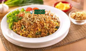 Nasi Goreng Mawut nasi mie telur kecap ayam wortel kol di piring saji