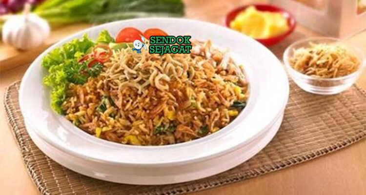 Nasi Goreng Mawut nasi mie telur kecap ayam wortel kol di piring saji