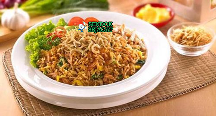Nasi Goreng Mawut nasi mie telur kecap ayam wortel kol di piring saji