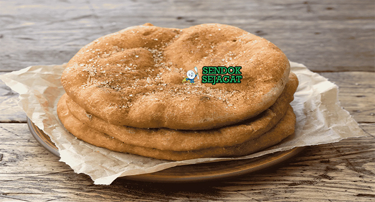 Navajo Frybread roti goreng golden puff di piring saji