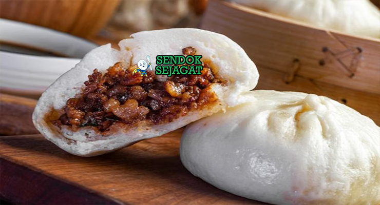 Nikuman kukus putih mengkilap isi daging babi jamur kuah juicy cap merah di rak bambu