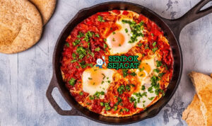 Ojja telur runny tomat merguez harissa di panci tanah liat