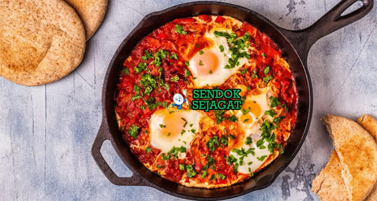 Ojja telur runny tomat merguez harissa di panci tanah liat